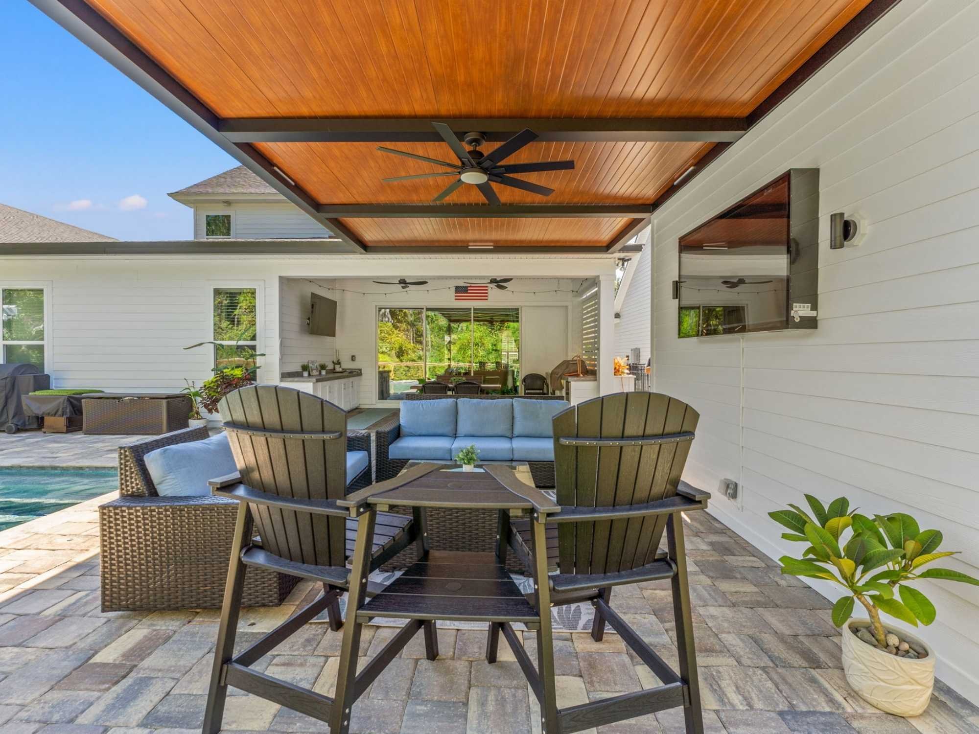 Photo of outdoor patio with Hardie slat privacy wall and mounted TV in Jacksonville, FL by Impact Enclosures