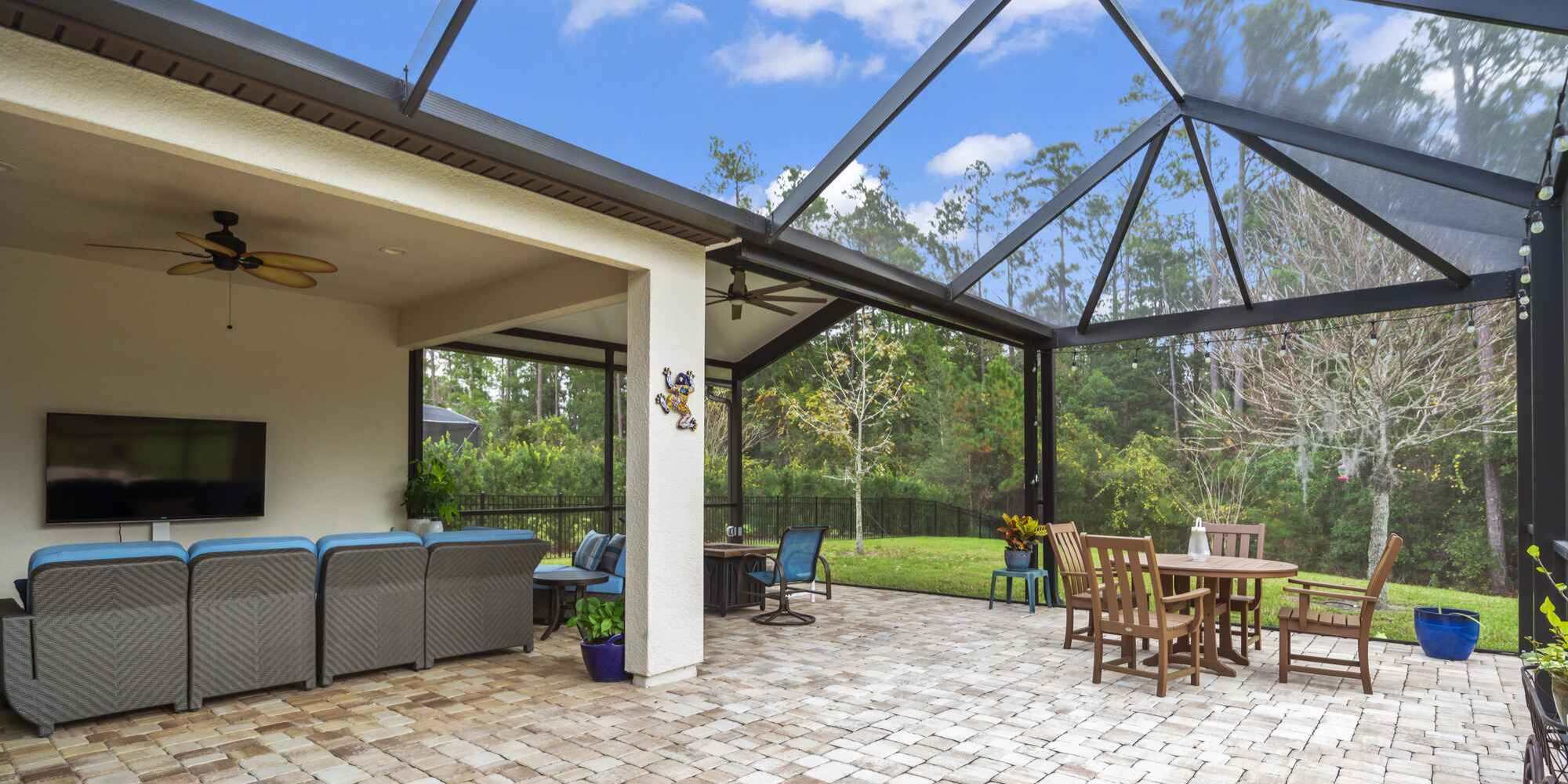 Motorized Screens vs. Screen Rooms: Which Is Right for Your Jacksonville Property?